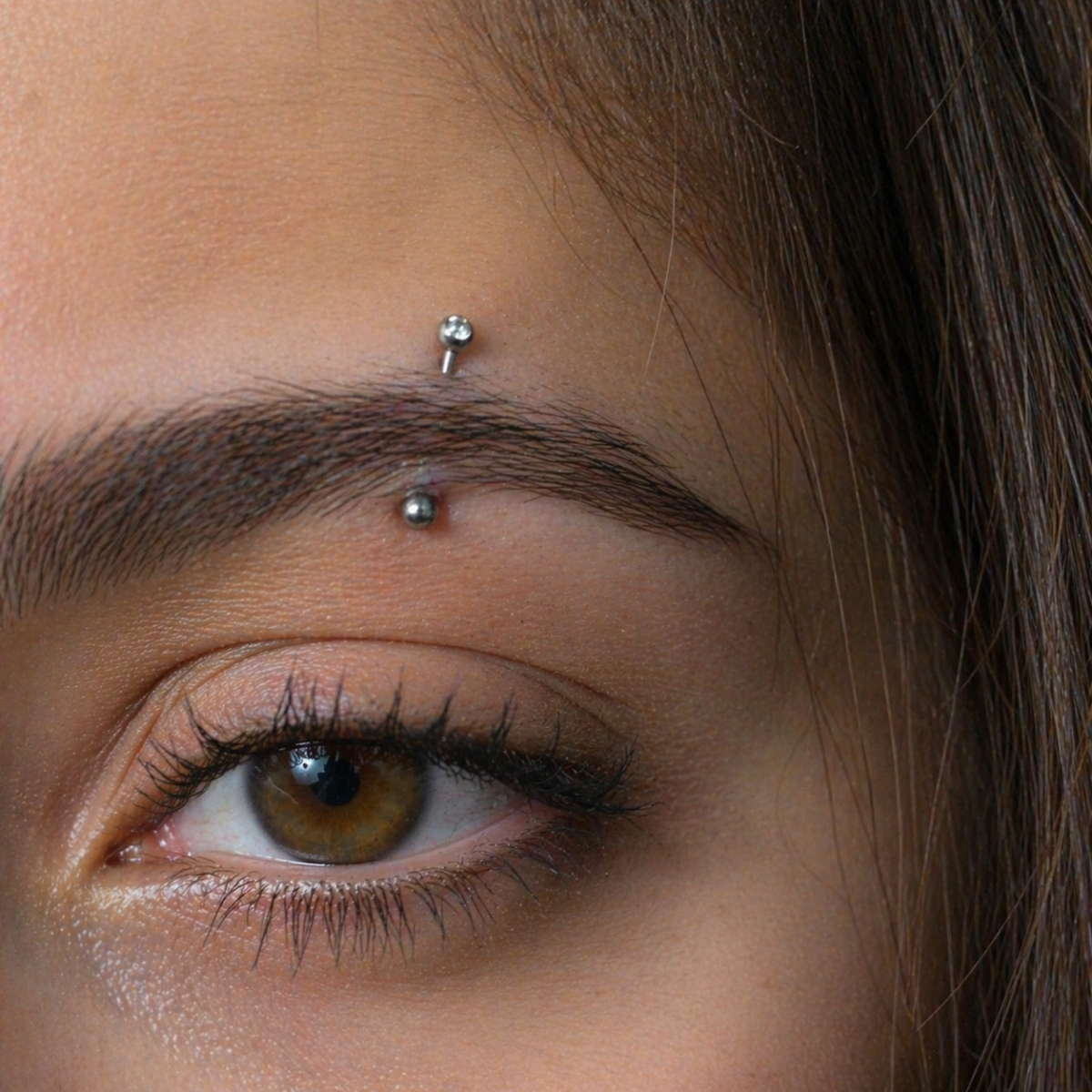 Bananen-Augenbraue-Ohr-Piercing-Naelia-3