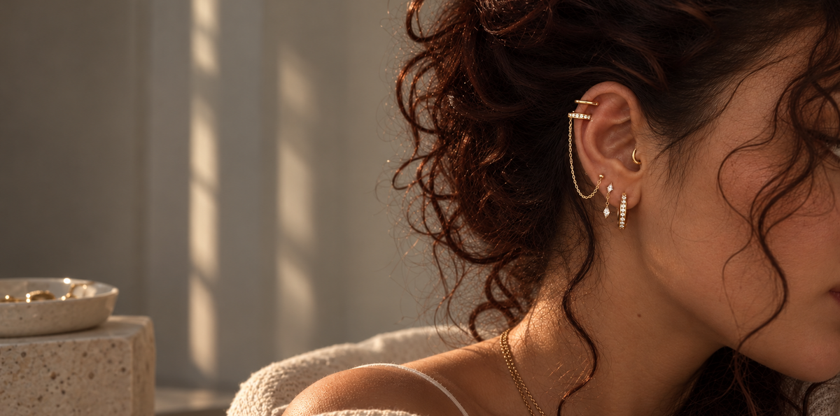 Startseiten-Banner-Leoni-Ohr-Ear-stack-Goldener_Ohrschmuck_im_warmen_Sonnenlicht