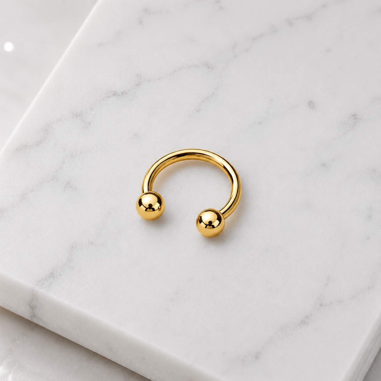 Titan-Hufeisen-Piercing-gold-mamor