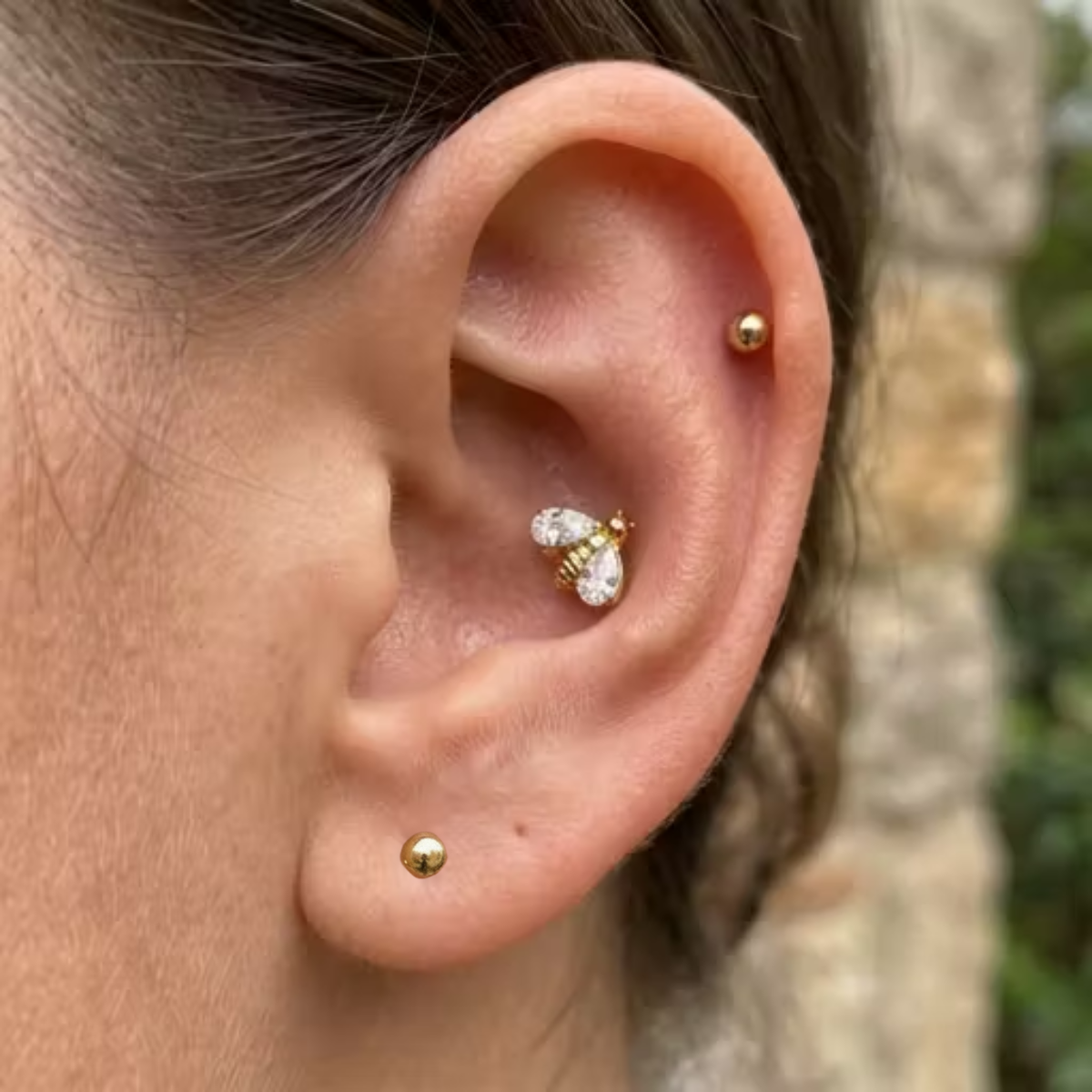 Titan-Labret-Piercing-Crystal-Bee-2