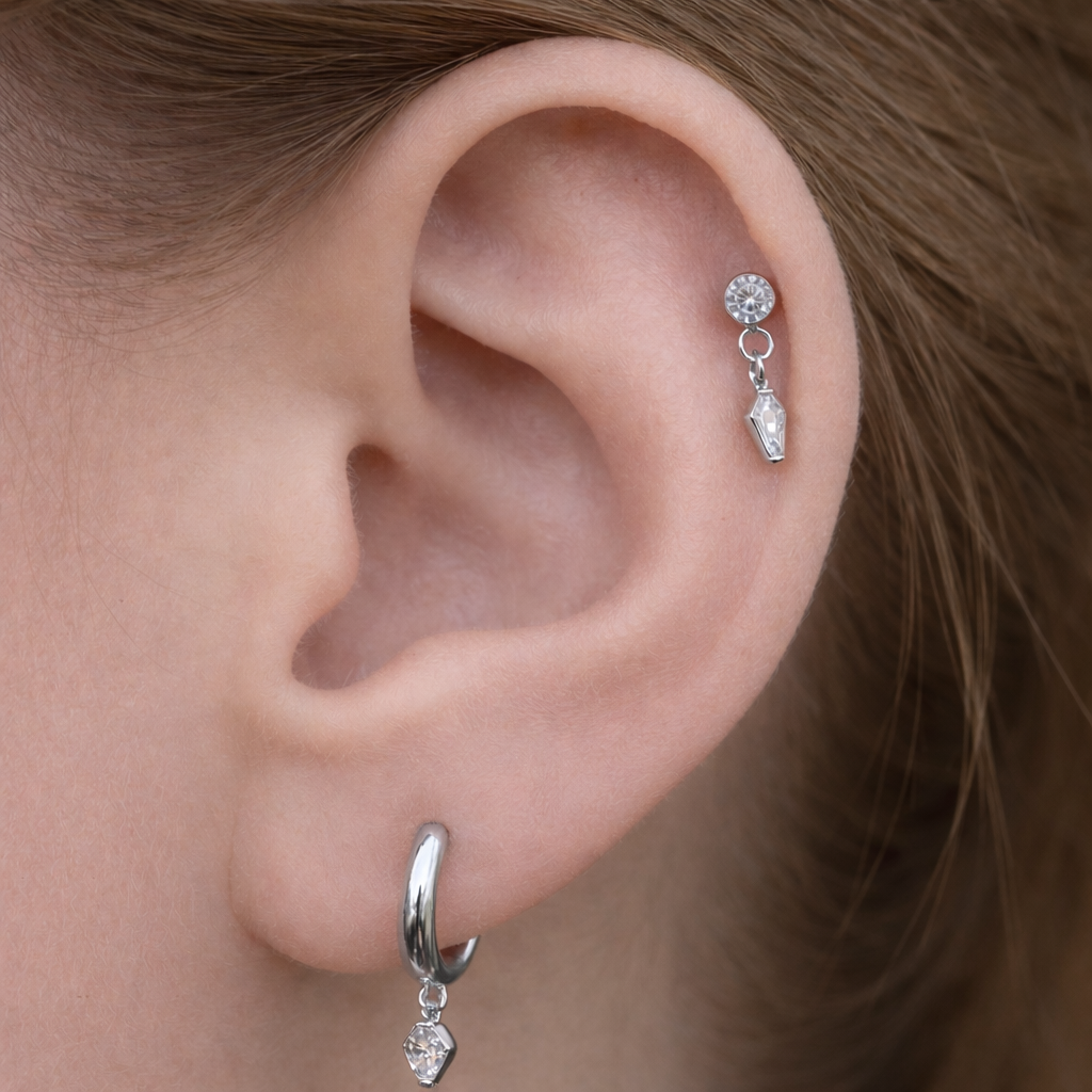 Titan-Labret-Piercing-Velmira-1.3