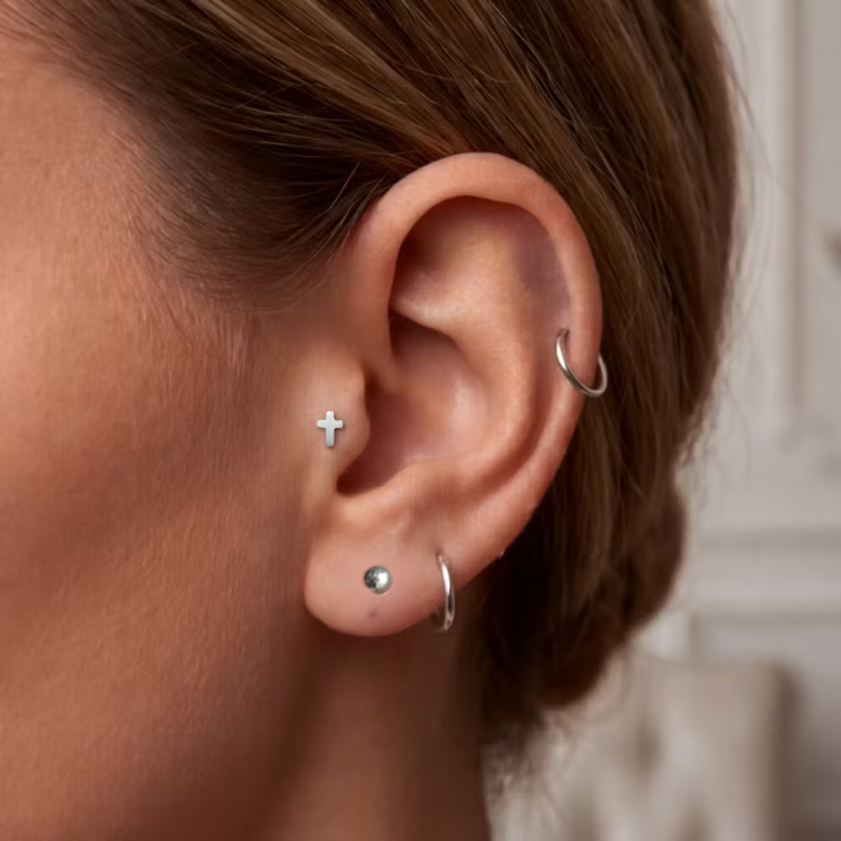 Titan-Labret-piercing-Ohr-kreuz-1