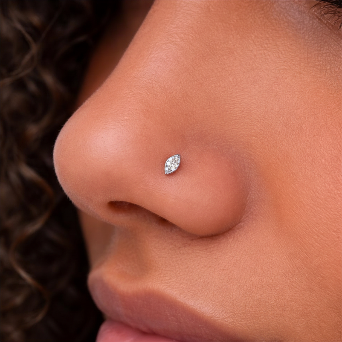 Titan-Nostril-Nasen-Stecker-Piercing-Navia-1.4