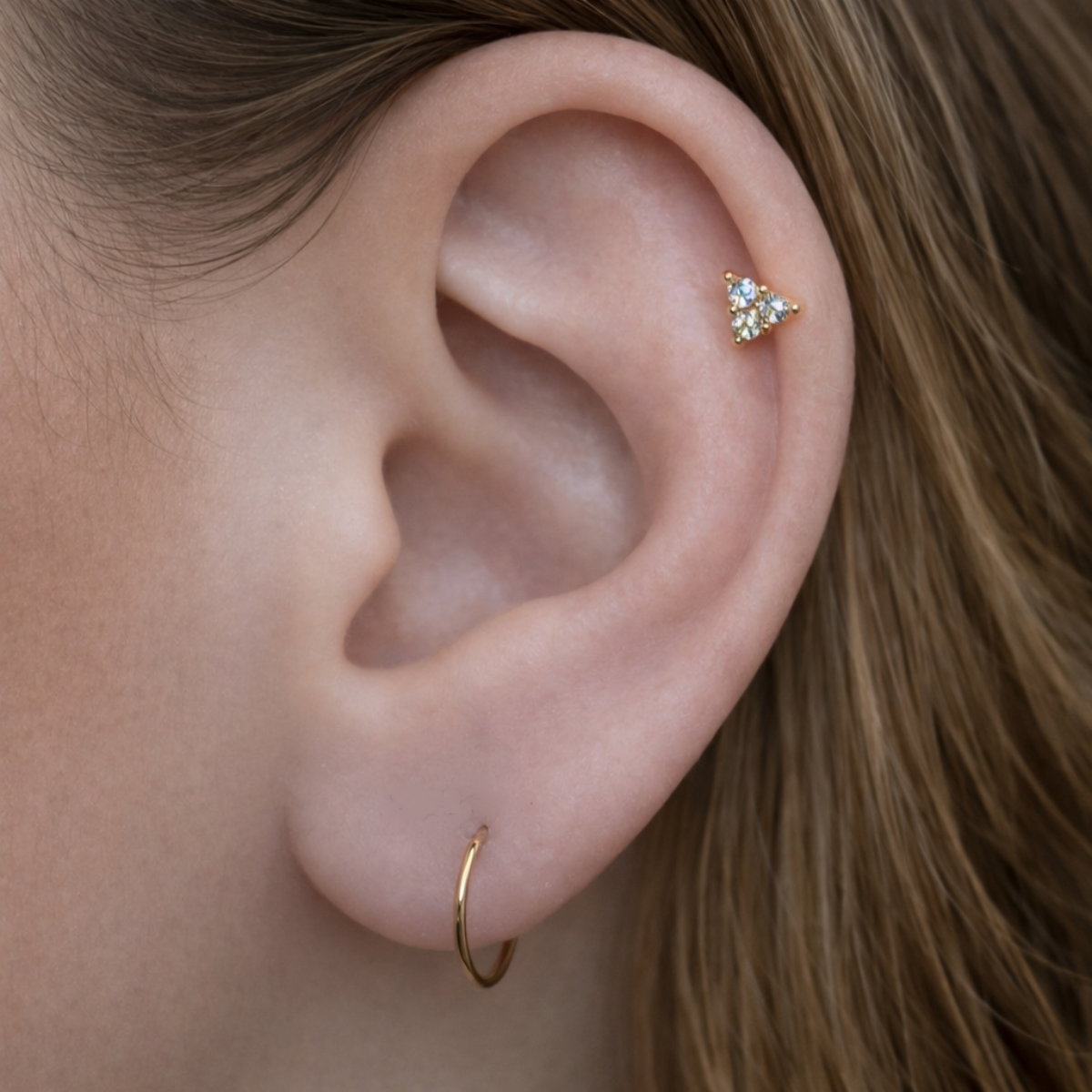 labret-Ohr-piercing-trinity-glow-push-in-2