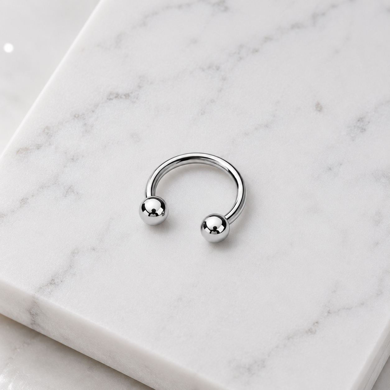 Titan-Hufeisen-Piercing-silber-mamor
