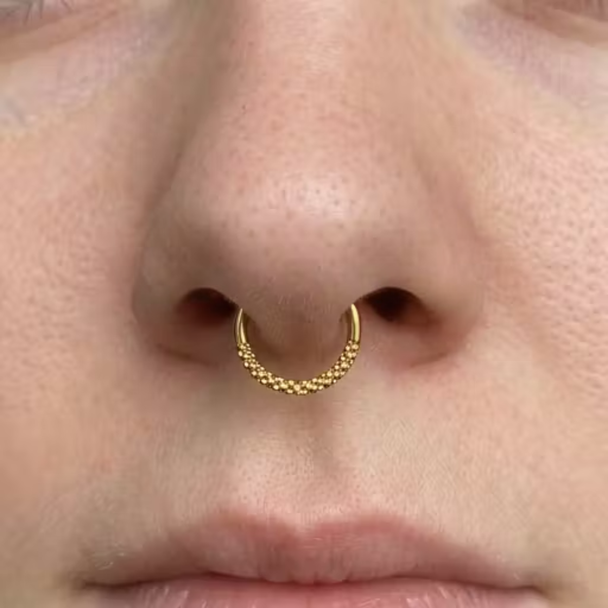 Titan-Segmentring-Clicker-Piercing-Hammered-Shine-2