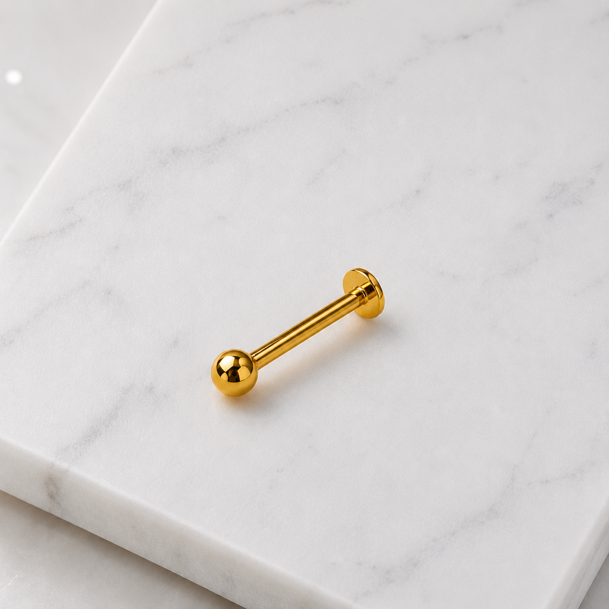 labret-Ohr-piercing-Classic-Aussengewinde-gold-mamor