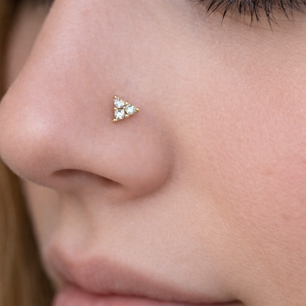 labret-Ohr-piercing-trinity-glow-push-in-2.1